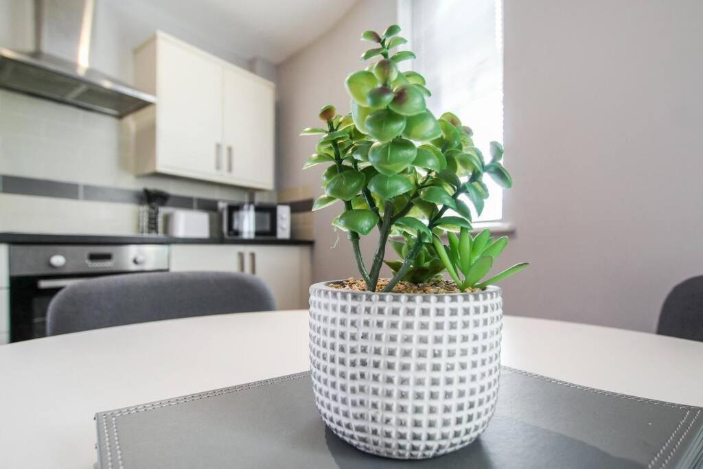 Primeee Location! - Modern Central Apartment Бристол Екстериор снимка